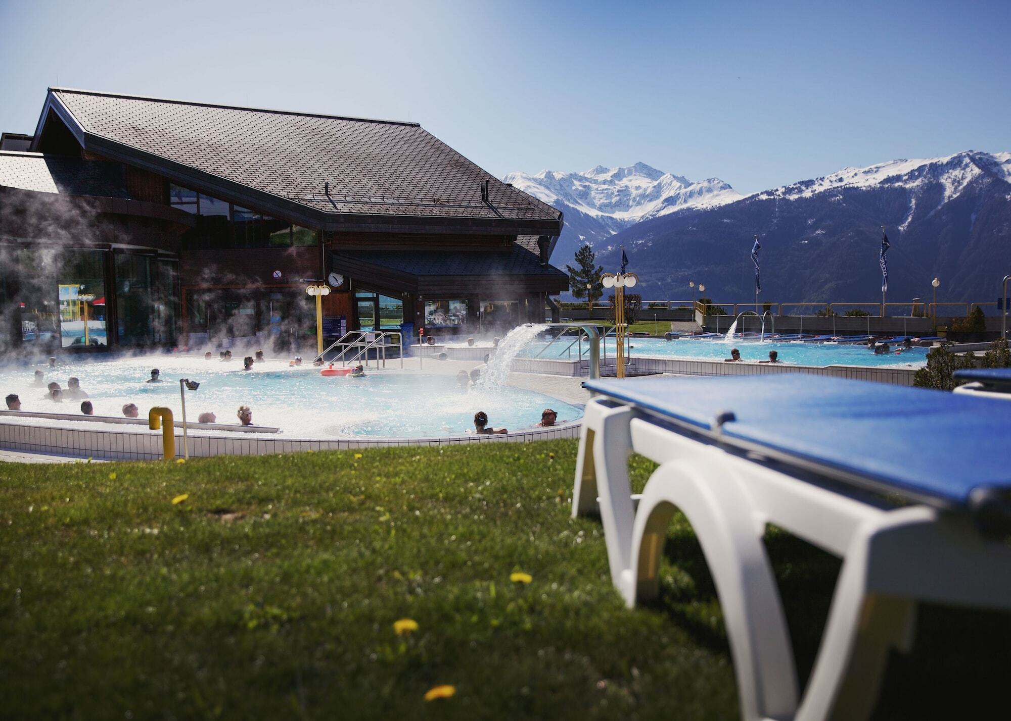 Hotel Les Bains D'Ovronnaz Bagian luar foto